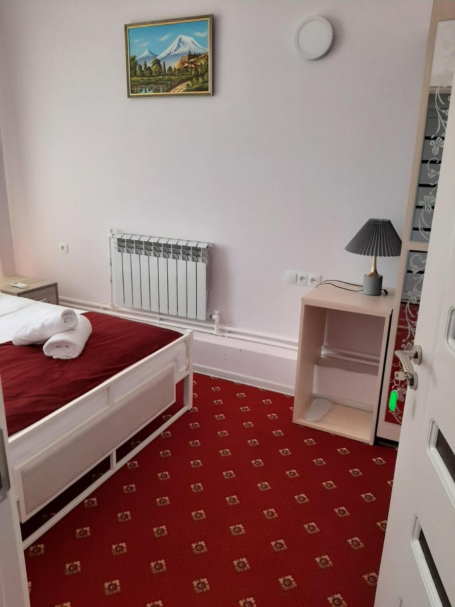 Hotel Erebuni Plaza - Housity