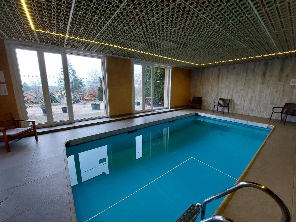 Piscine de l'établissement Logis Hôtel Notre-Dame - restaurant ouvert midi et soir sauf dimanche soir ou située à proximité
