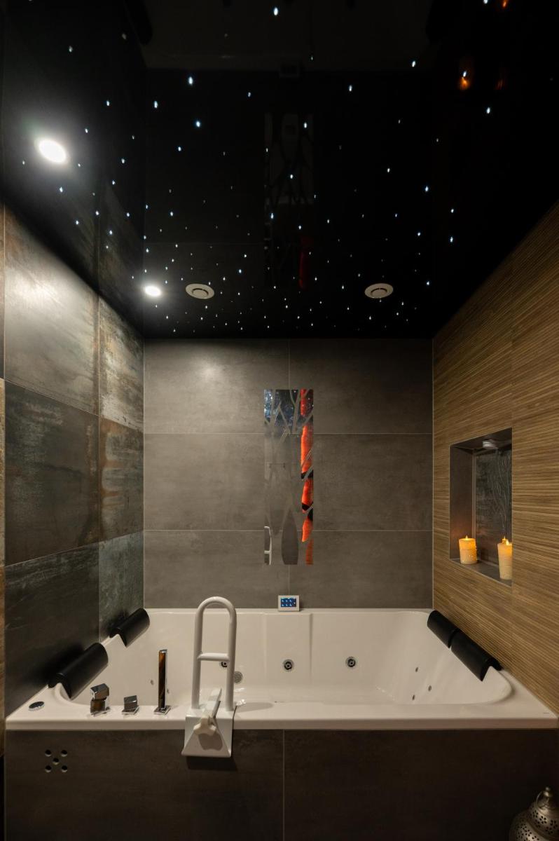 Salle de bains dans l'établissement Logis Hôtel Notre-Dame - restaurant ouvert midi et soir sauf dimanche soir