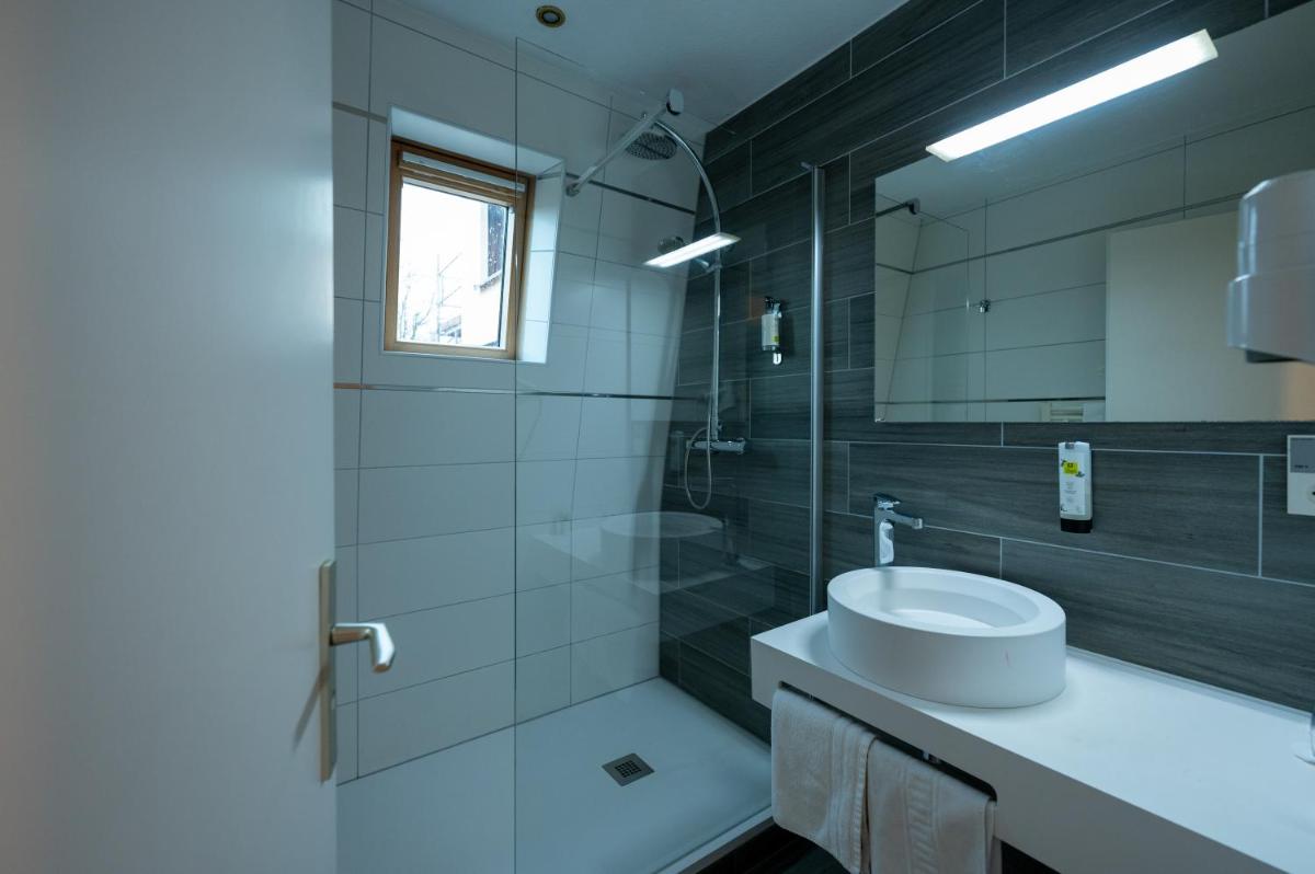 Salle de bains dans l'établissement Logis Hôtel Notre-Dame - restaurant ouvert midi et soir sauf dimanche soir