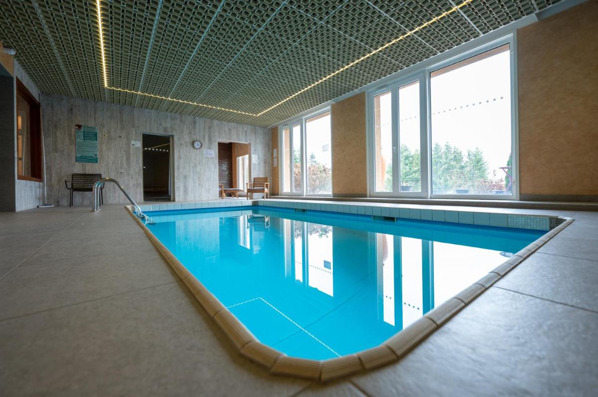 Piscine de l'établissement Logis Hôtel Notre-Dame - restaurant ouvert midi et soir sauf dimanche soir ou située à proximité