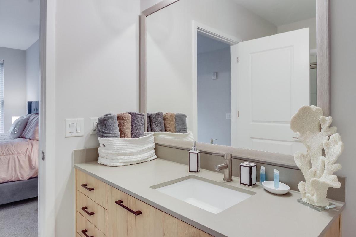 Modern getaway minutes from Truist park! - Housity