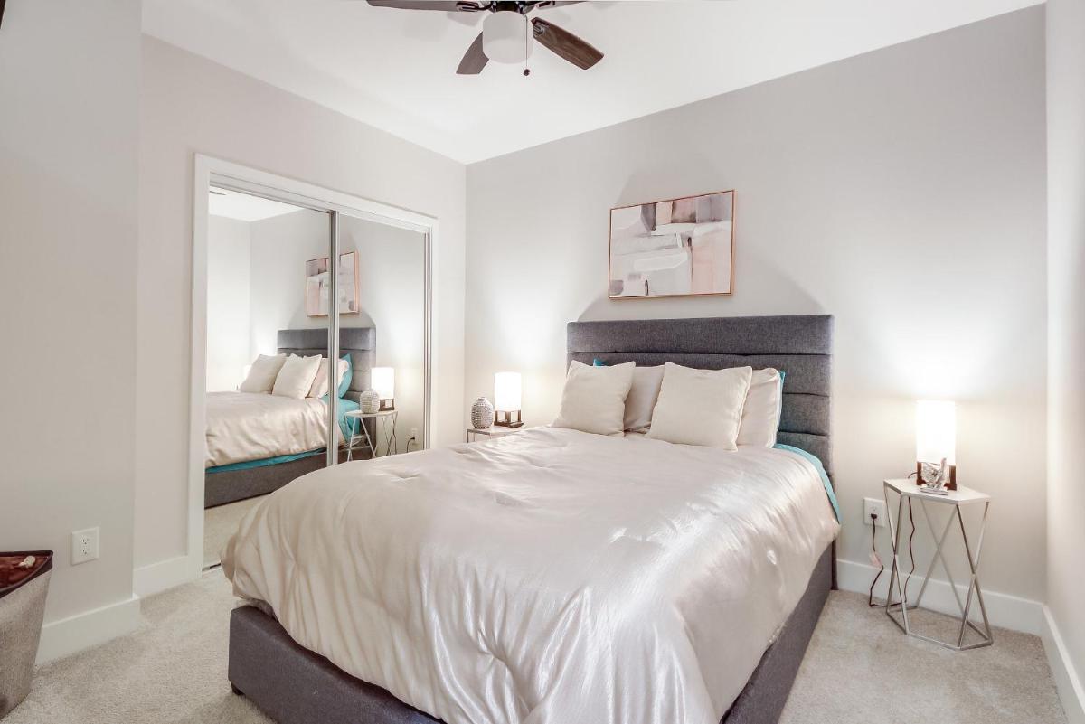 Modern getaway minutes from Truist park! - Housity