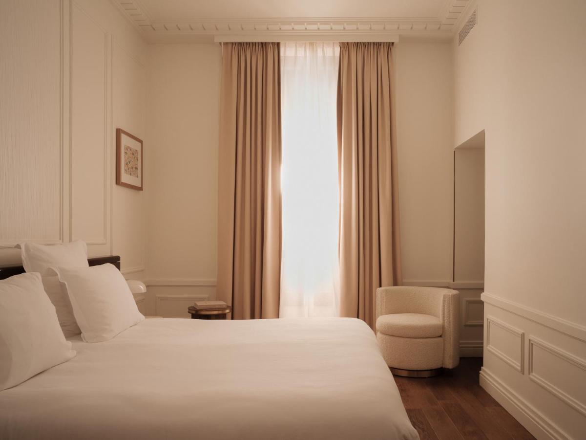 Un ou plusieurs lits dans un hébergement de l'établissement Maison Delano Paris