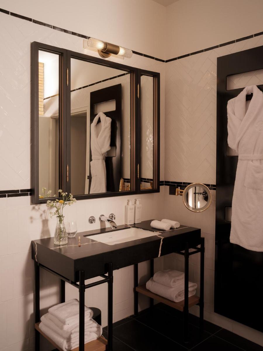 Salle de bains dans l'établissement Maison Delano Paris