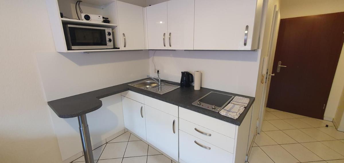 Cozy Studio Apart - King Bed - Netflix - Projector - Fast Wi-Fi - Housity