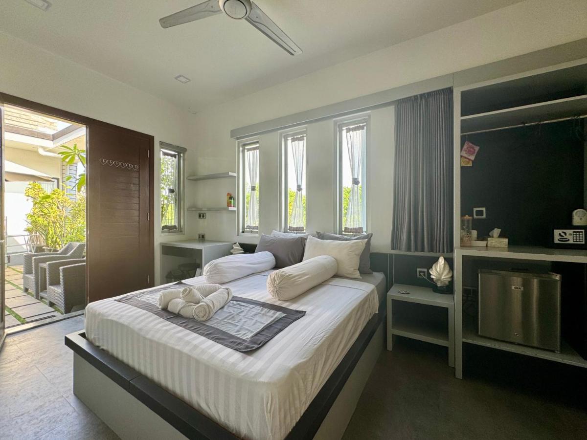 Villa Rumah Putih Abu Abu - Housity