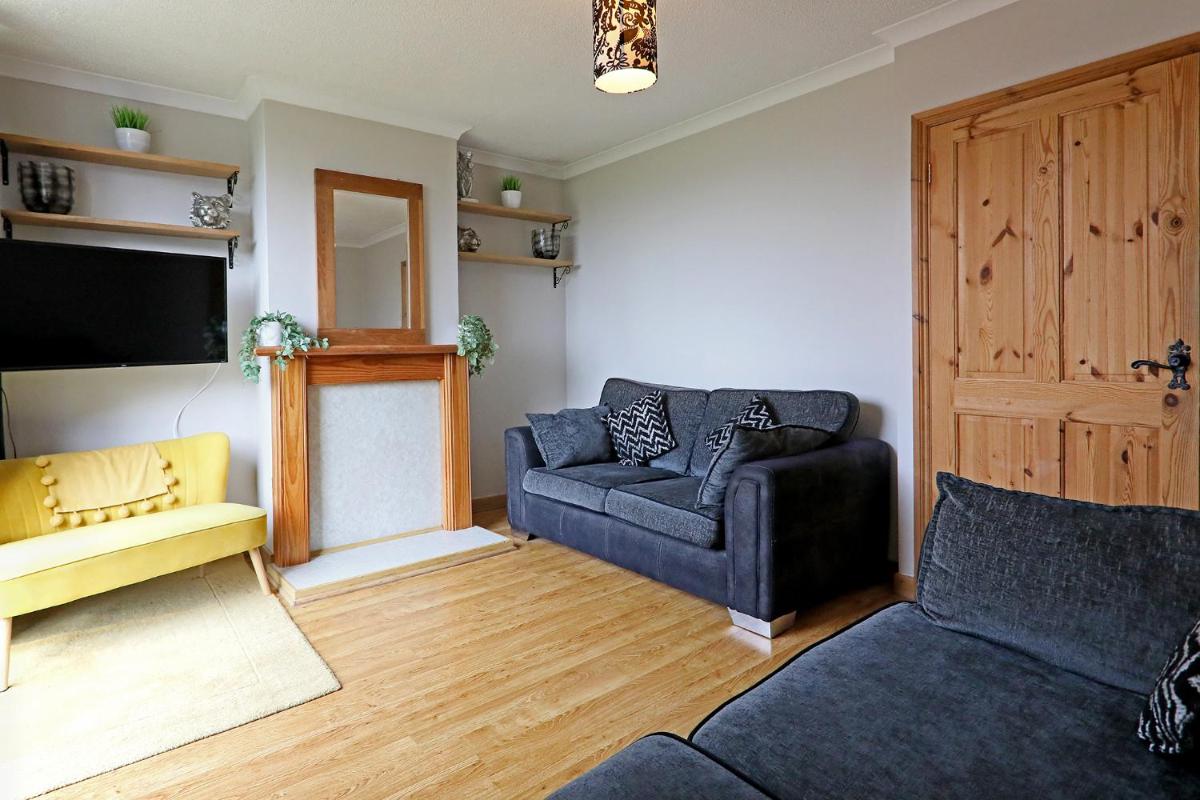 Lovely 3 bedroom house with free parking & garden - Housity