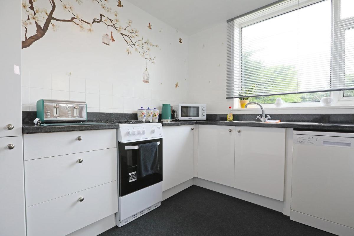 Lovely 3 bedroom house with free parking & garden - Housity