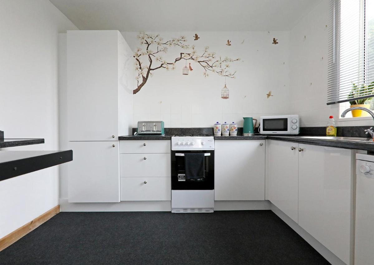 Lovely 3 bedroom house with free parking & garden - Housity