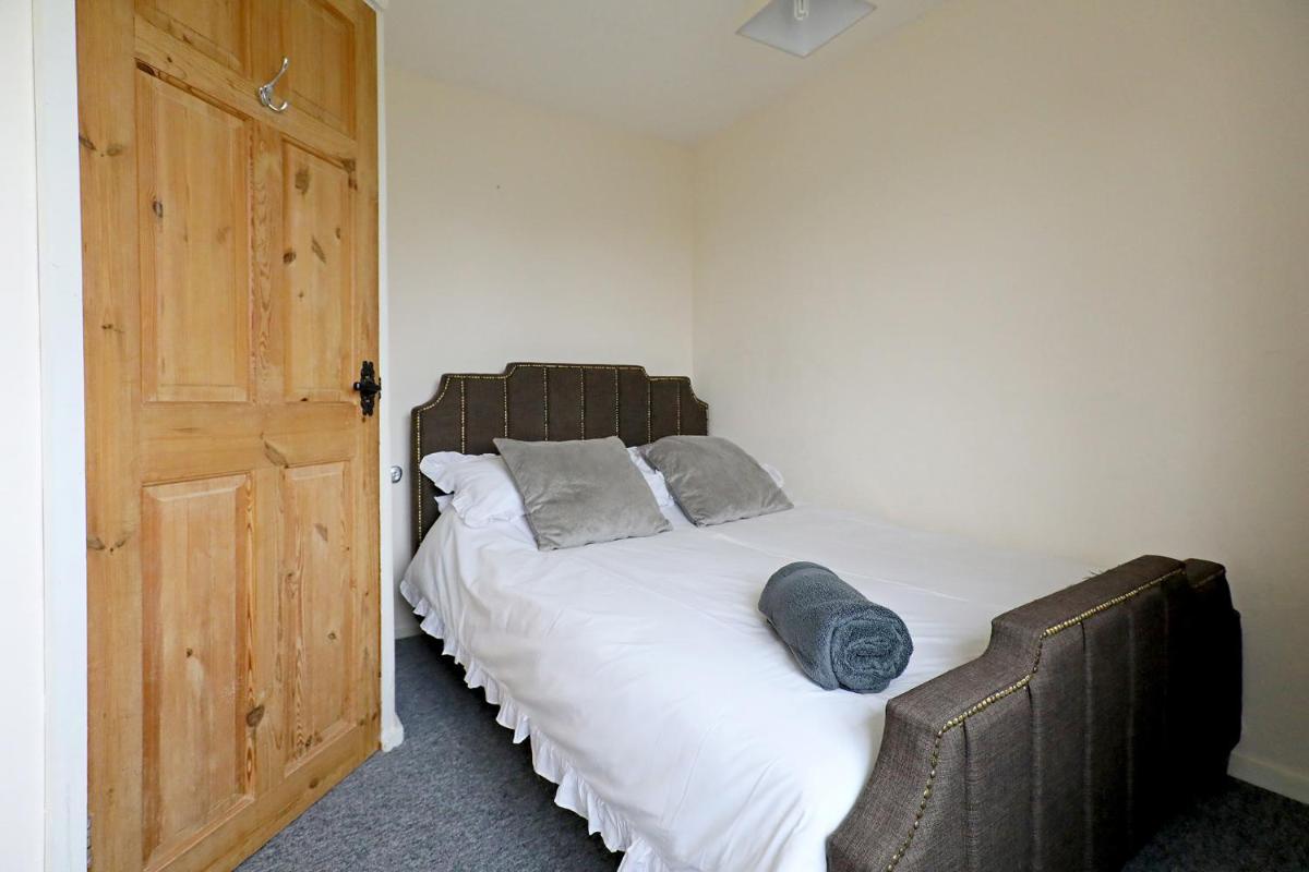 Lovely 3 bedroom house with free parking & garden - Housity