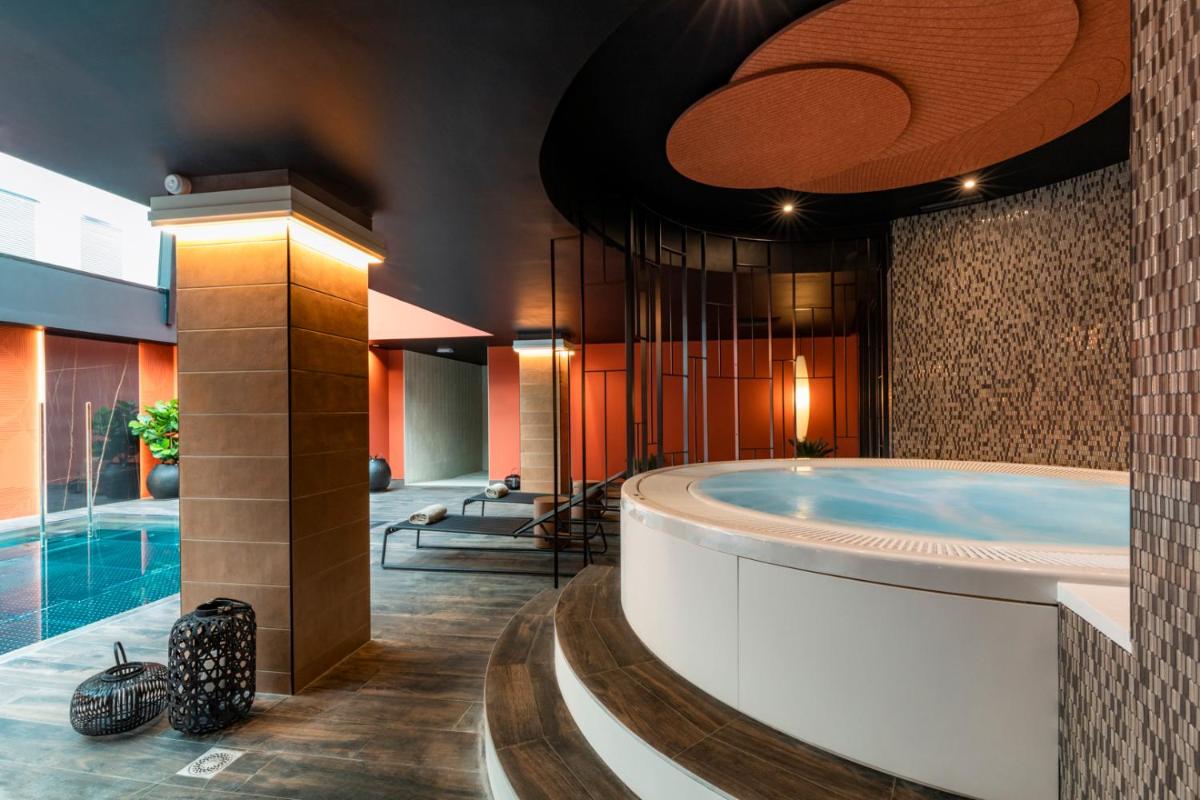 Piscine de l'établissement Hôtel & Spa Oceania Le Conti ou située à proximité