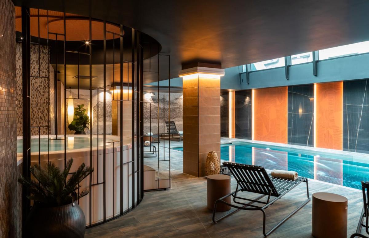 une maison avec une piscine et une terrasse dans l'établissement Hôtel & Spa Oceania Le Conti, à Brest