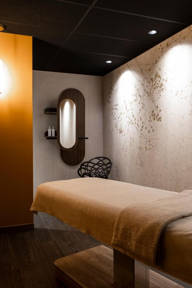 Un ou plusieurs lits dans un hébergement de l'établissement Hôtel & Spa Oceania Le Conti