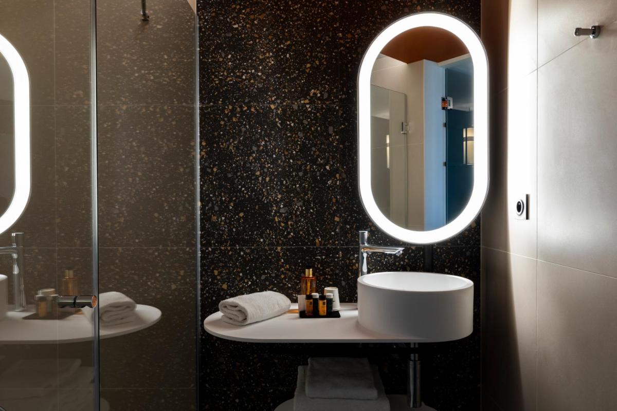 Salle de bains dans l'établissement Hôtel & Spa Oceania Le Conti