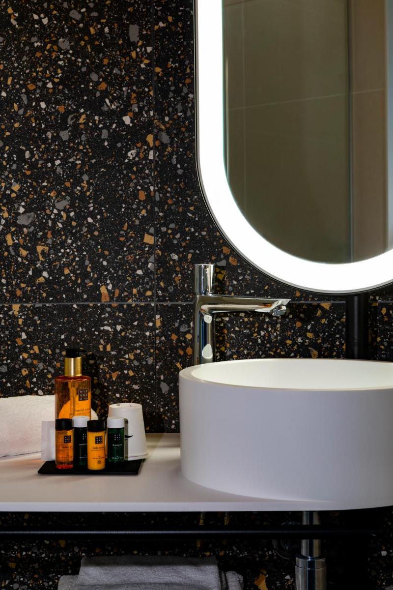 Salle de bains dans l'établissement Hôtel & Spa Oceania Le Conti