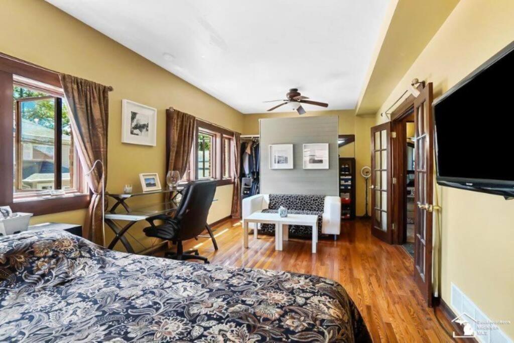 Part of Mini-Mansion, private, 3 story Lake Erie views - Housity