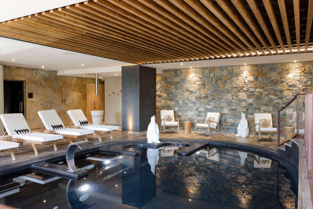 Coin salon dans l'établissement Grandes Rousses Hotel & Spa