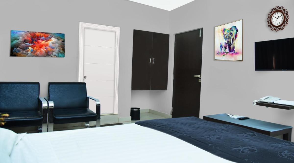 BHIMAS RESIDENCY & RESTARUNT - Housity