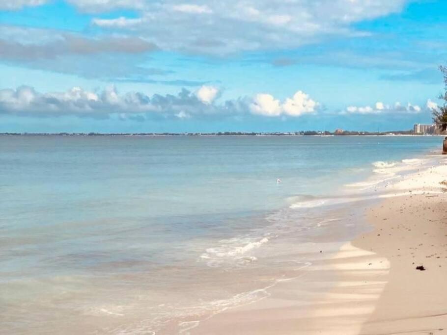 Suitetrails - Beautiful Seven Mile Beach Condo