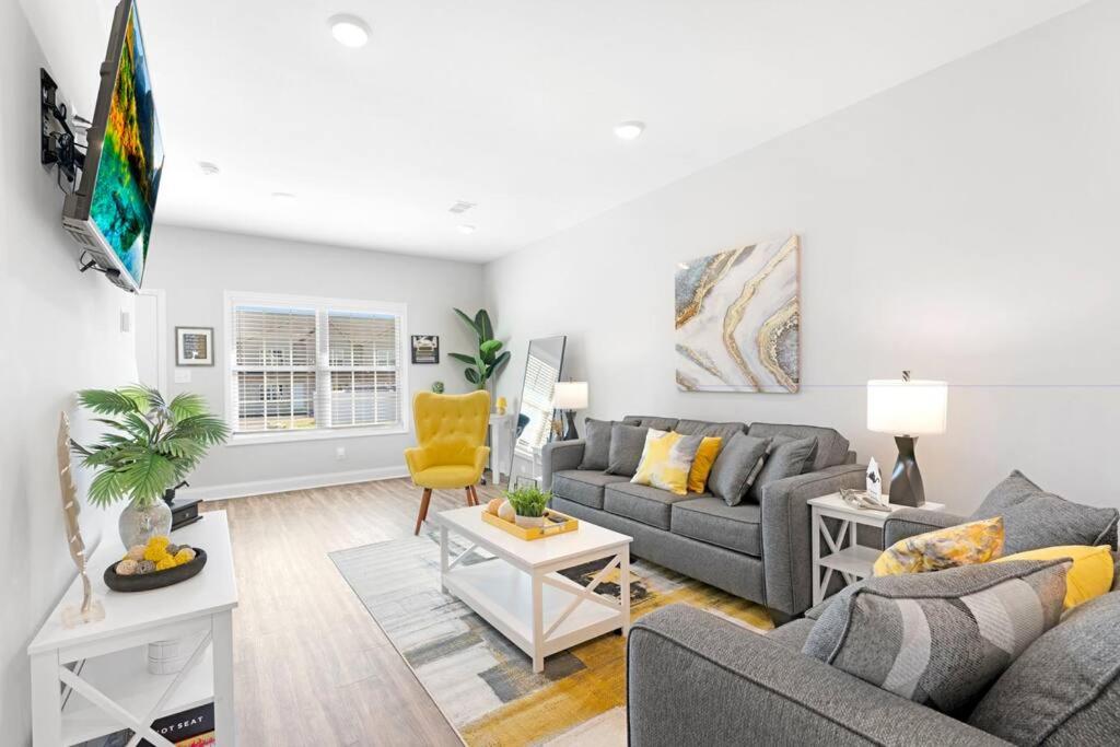 Make Lemonade in luxury w king bed and free parking plus 40 minutes to Nashville - Housity