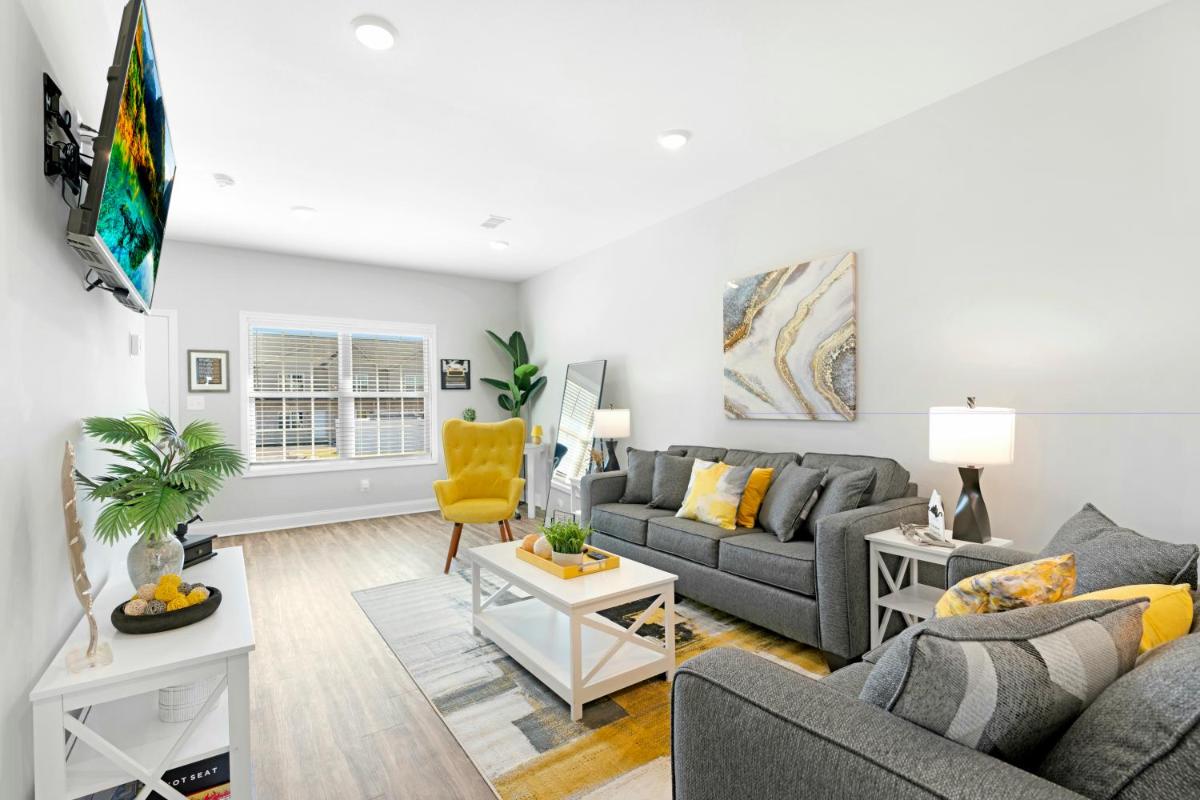 Make Lemonade in luxury w king bed and free parking plus 40 minutes to Nashville - Housity