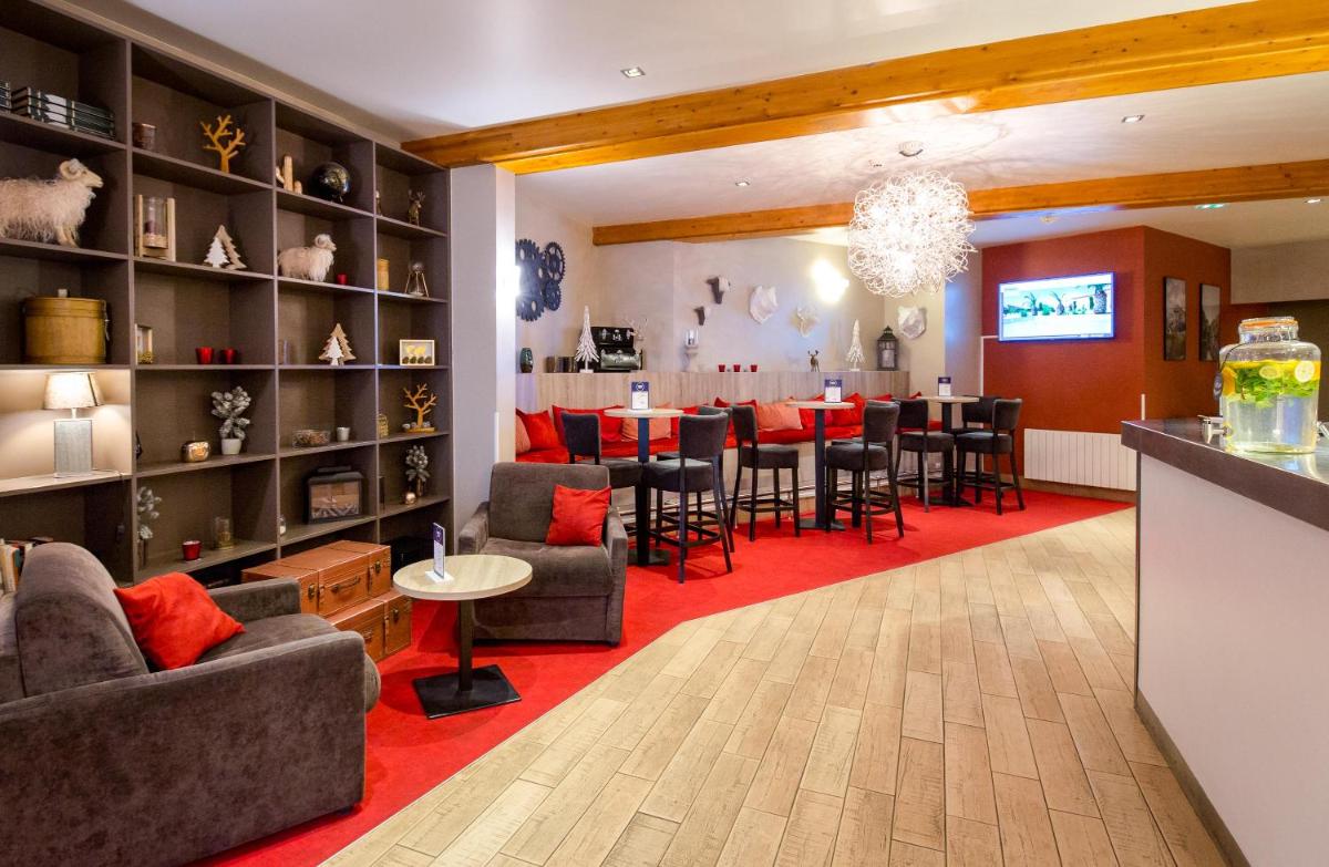 un salon avec une table et une salle à manger dans l'établissement SOWELL HOTELS Le Parc & Spa, à Briançon