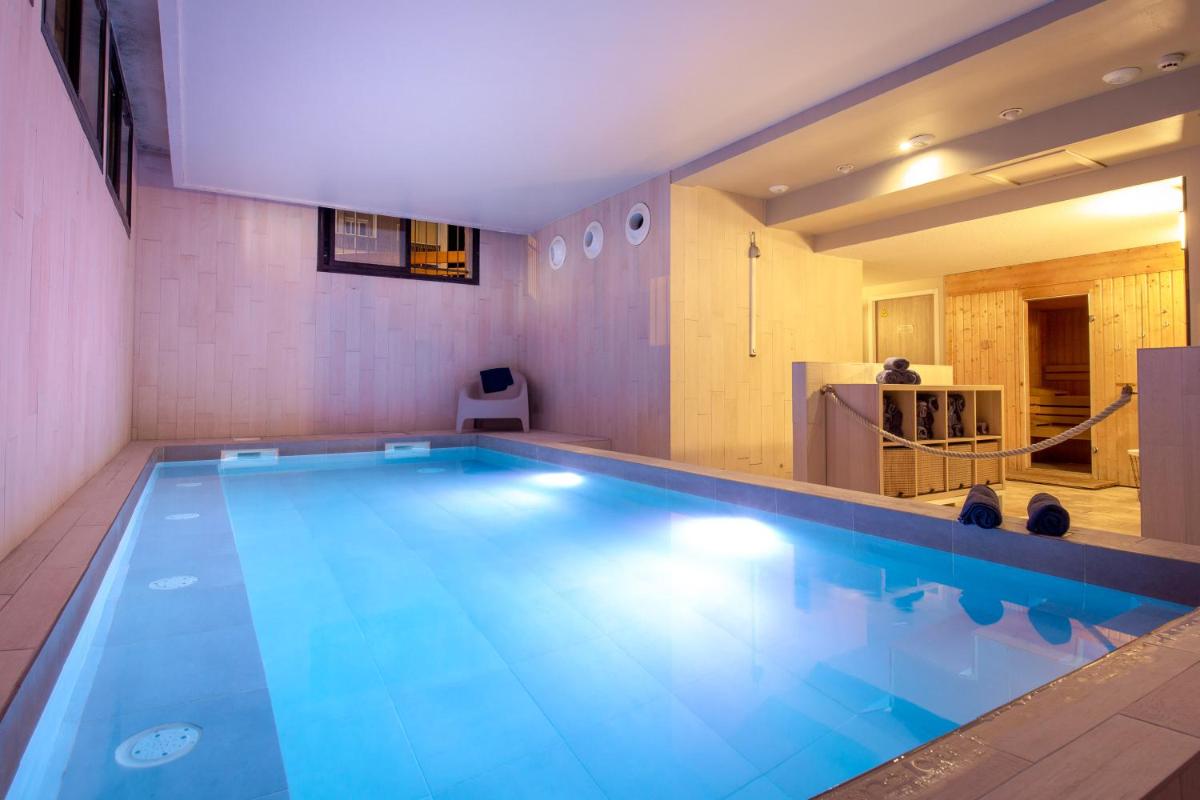 Piscine de l'établissement SOWELL HOTELS Le Parc & Spa ou située à proximité