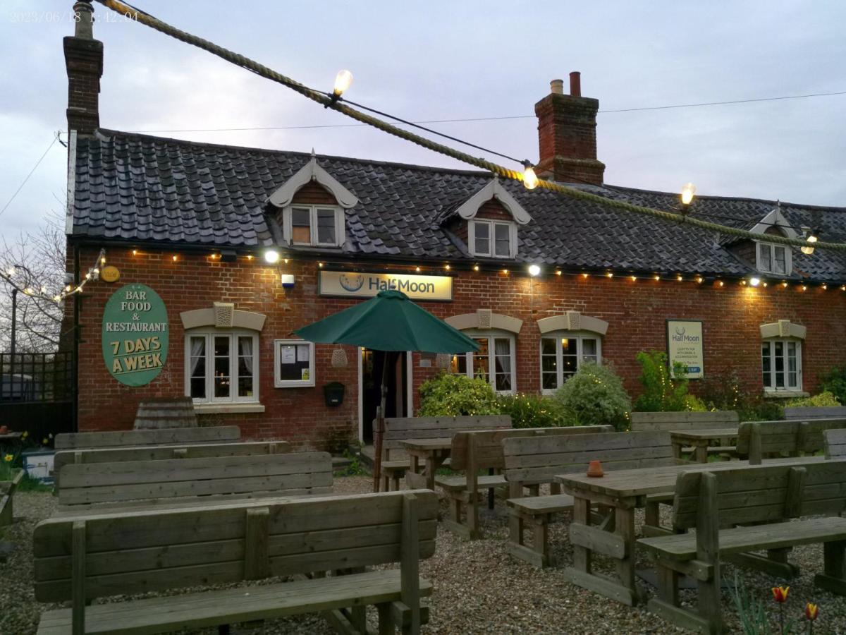 The Half Moon Inn - Housity
