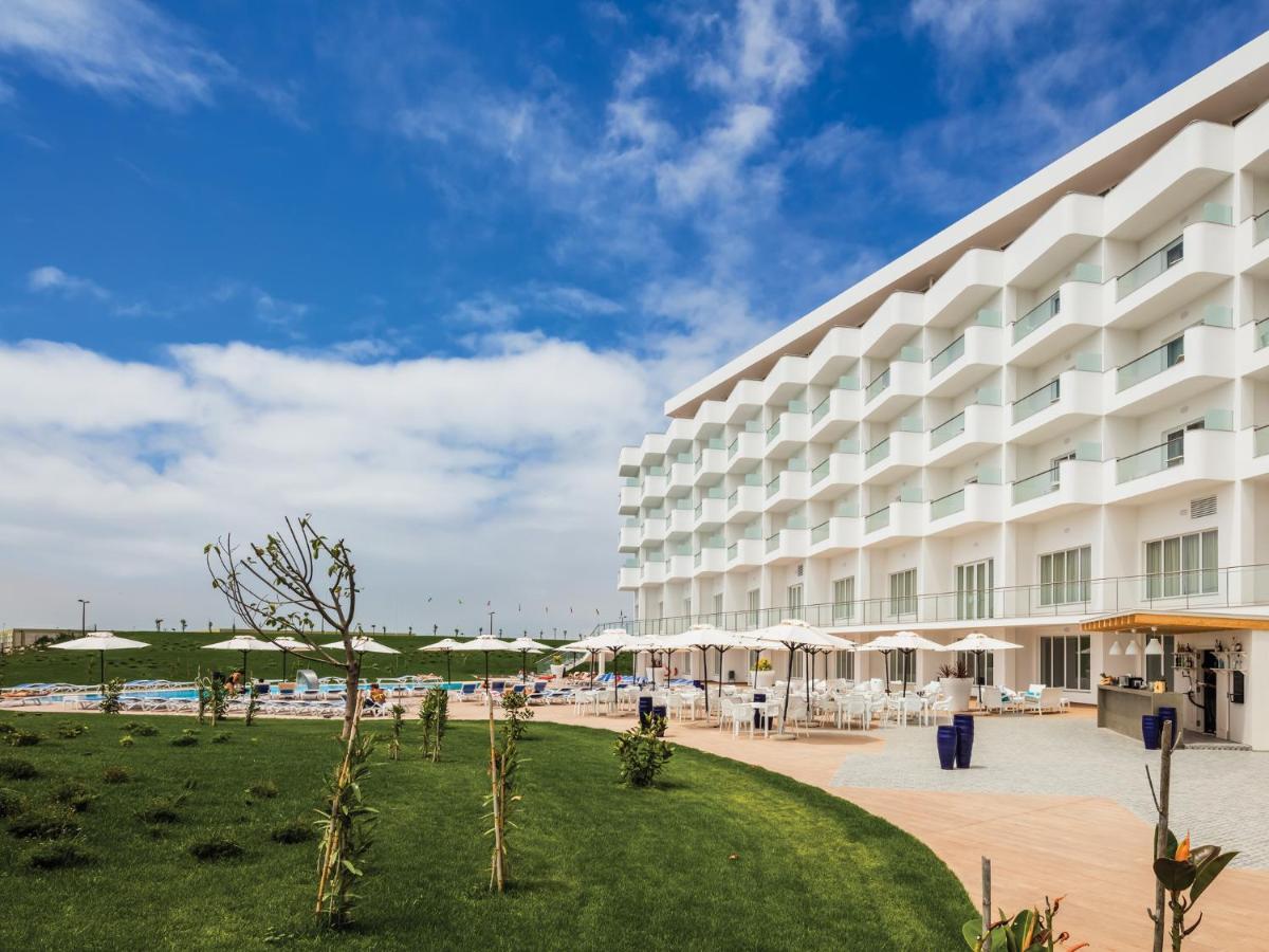 uma representação de um hotel com um pátio e guarda-sóis em MH Peniche em Peniche