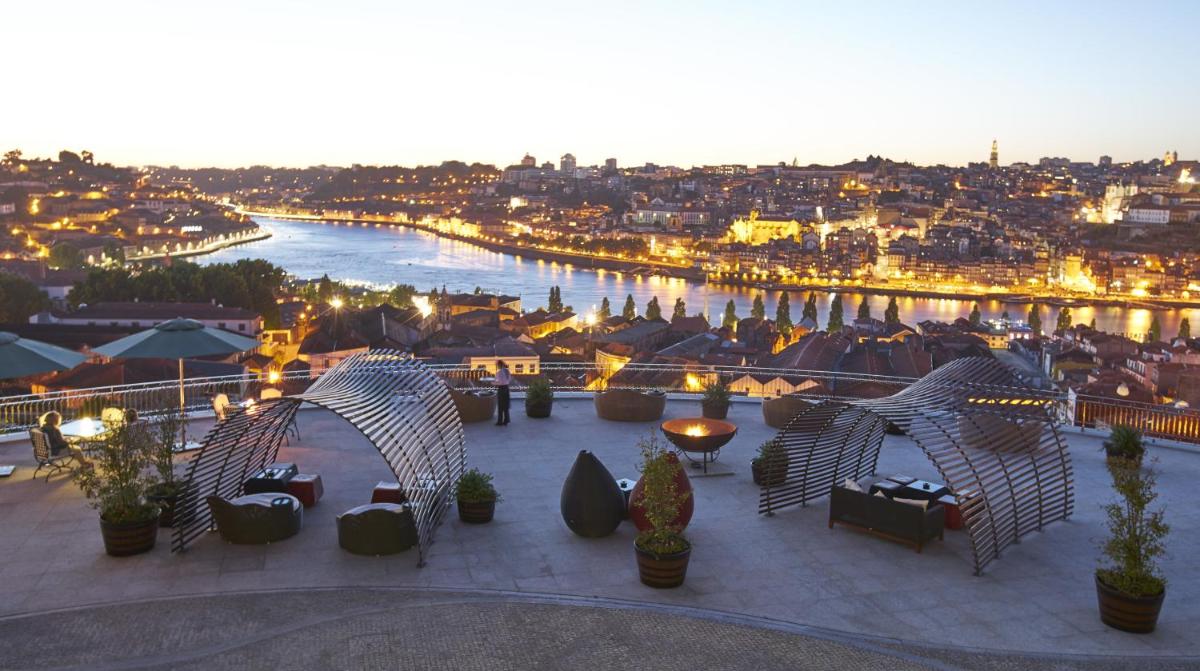 Uma vista geral de Vila Nova de Gaia ou a vista da cidade a partir do hotel
