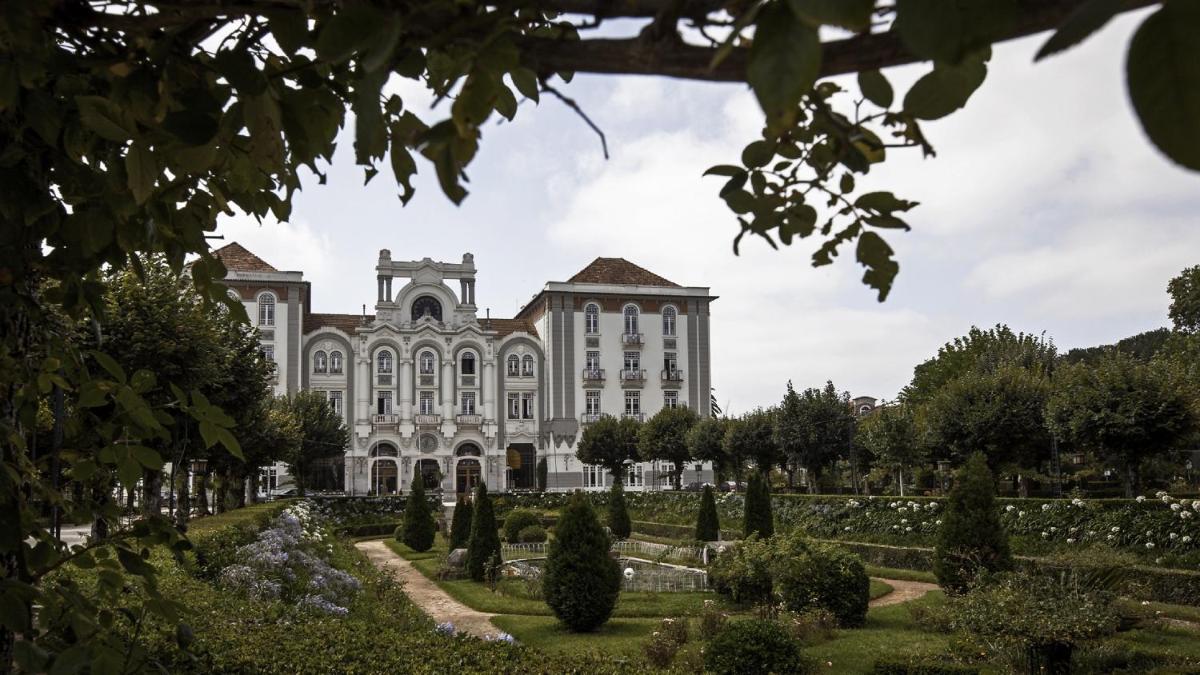 Um jardim no exterior de Curia Palace Hotel & Spa