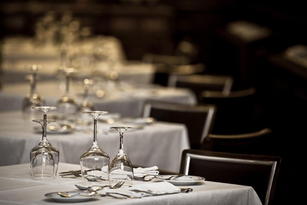 uma mesa com copos de vinho e pratos em Curia Palace Hotel & Spa em Curia mais 52 fotografias