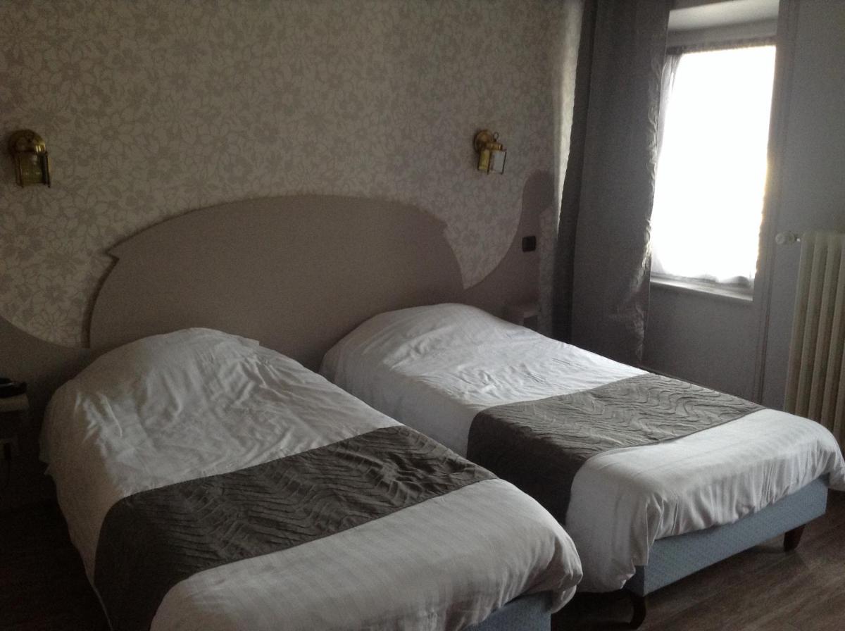 Un ou plusieurs lits dans un hébergement de l'établissement Logis SPA Hotel Restaurant De La Poste
