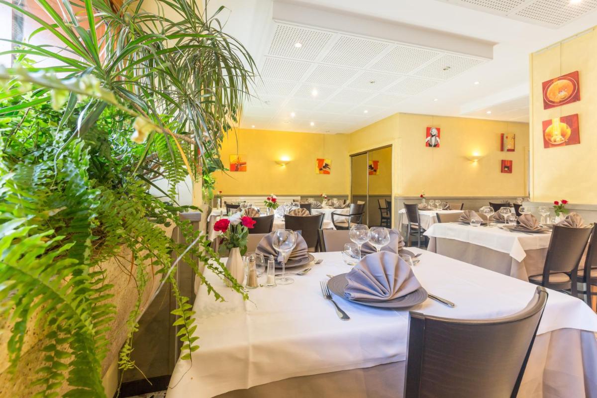 Restaurant ou autre lieu de restauration dans l'établissement Logis SPA Hotel Restaurant De La Poste