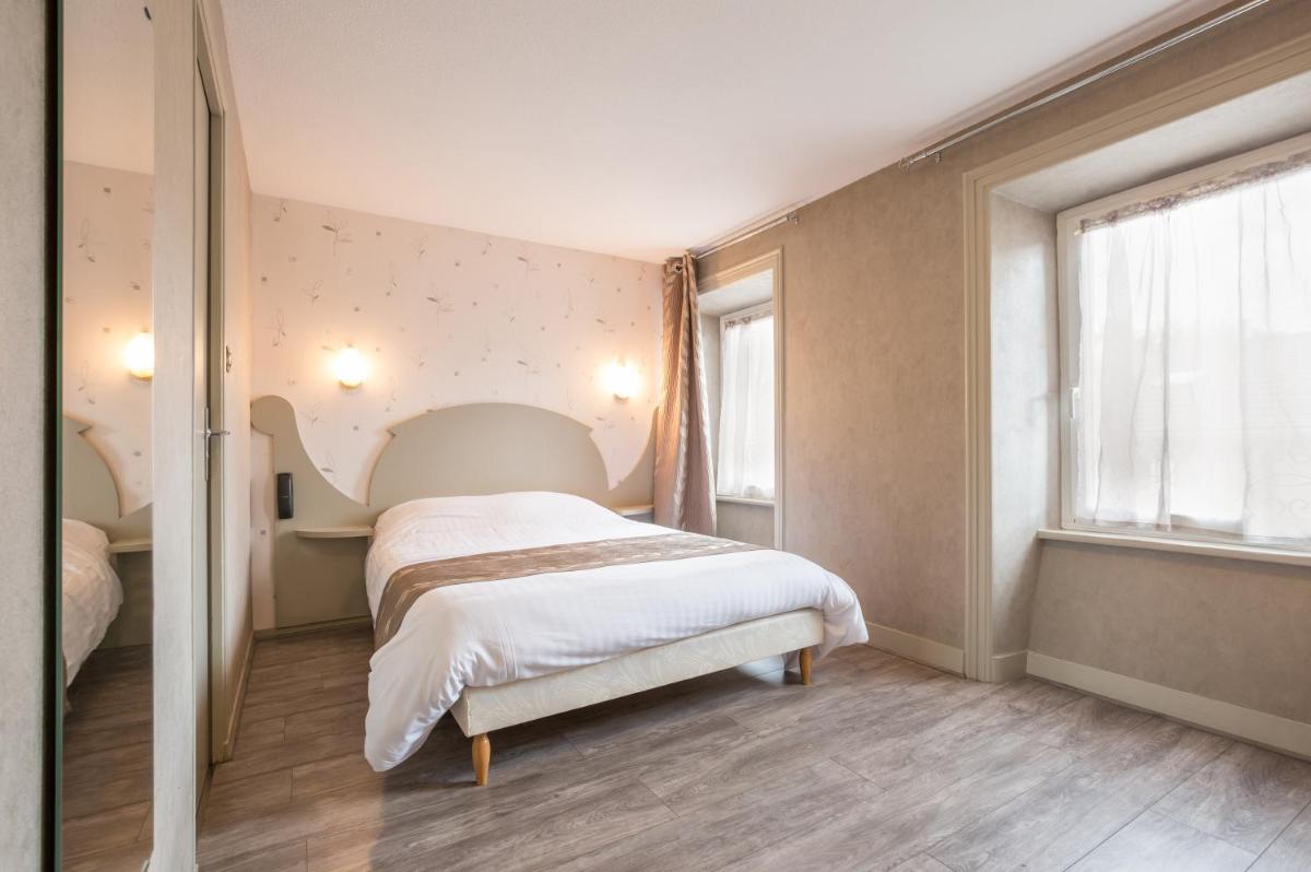 Un ou plusieurs lits dans un hébergement de l'établissement Logis SPA Hotel Restaurant De La Poste