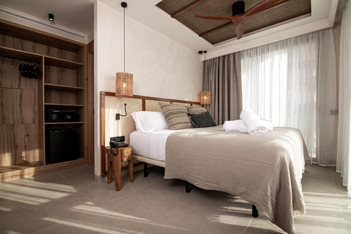 Un dormitorio con dos camas y una gran ventana. en Albades Hotel & Spa - Adults Only - 4 Star Superior, en Benicàssim 91 fotos más