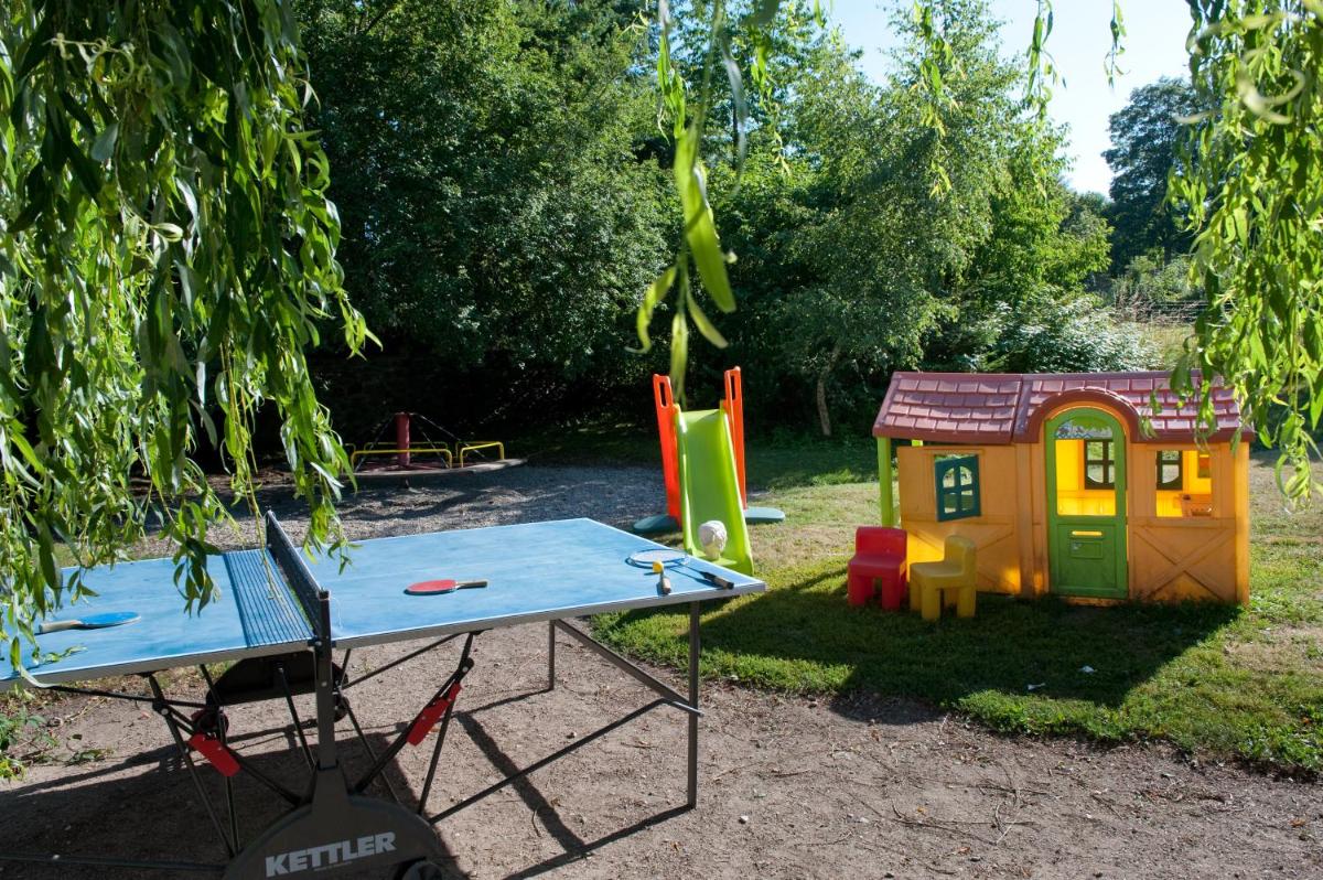 Aire de jeux pour enfants de l'établissement Logis SPA Hotel Restaurant De La Poste