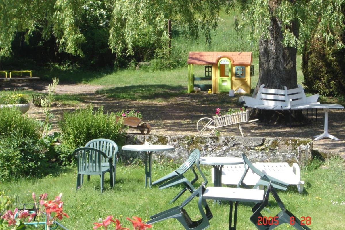 Jardin de l'établissement Logis SPA Hotel Restaurant De La Poste