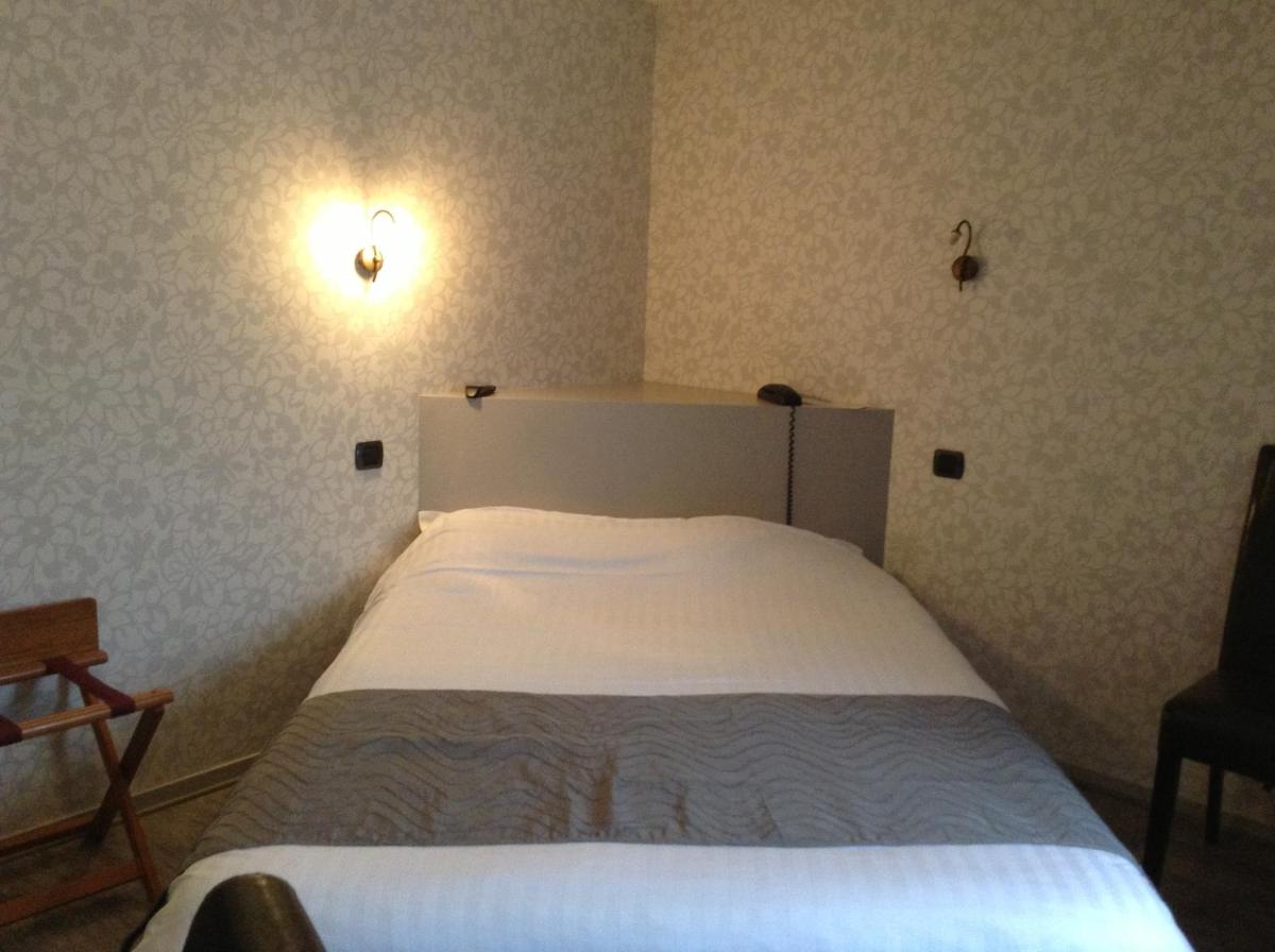 Un ou plusieurs lits dans un hébergement de l'établissement Logis SPA Hotel Restaurant De La Poste