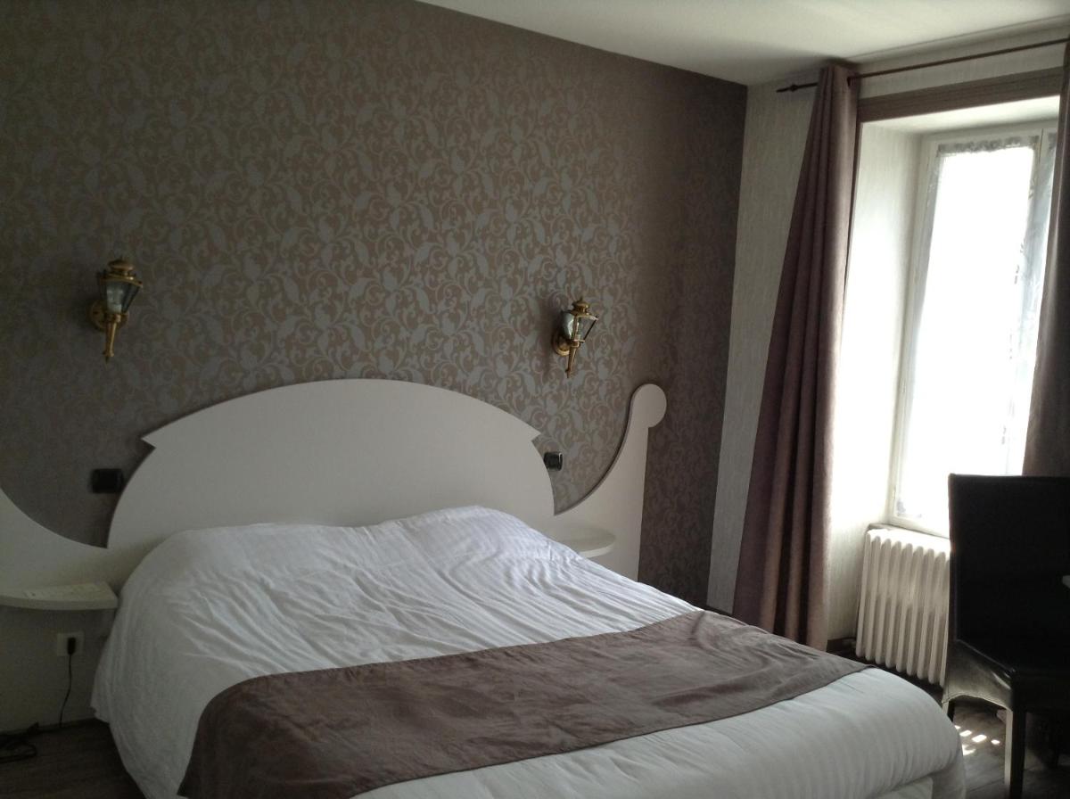 Un ou plusieurs lits dans un hébergement de l'établissement Logis SPA Hotel Restaurant De La Poste