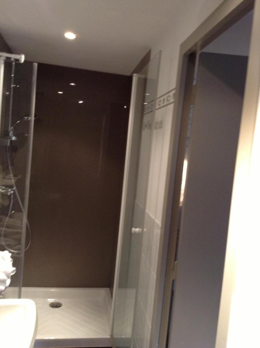 Salle de bains dans l'établissement Logis SPA Hotel Restaurant De La Poste