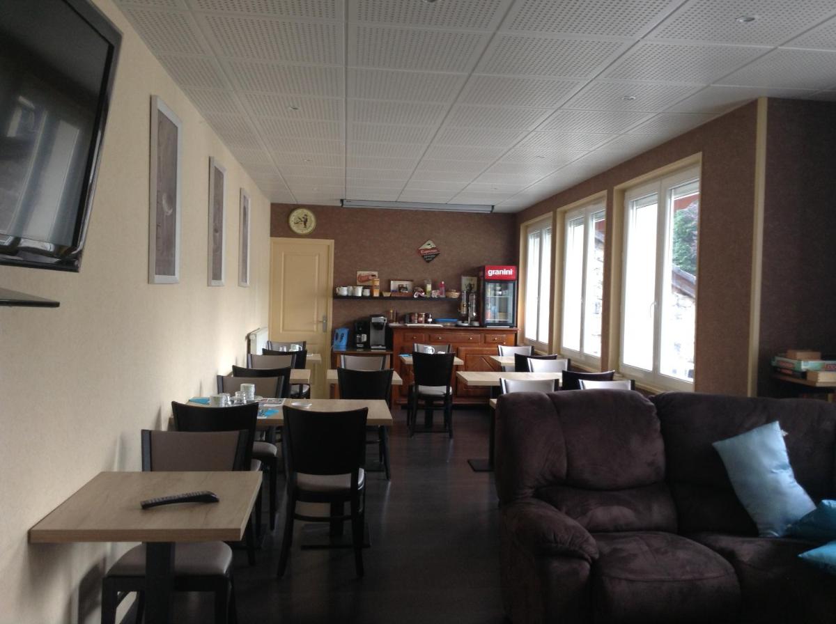 Coin salon dans l'établissement Logis SPA Hotel Restaurant De La Poste