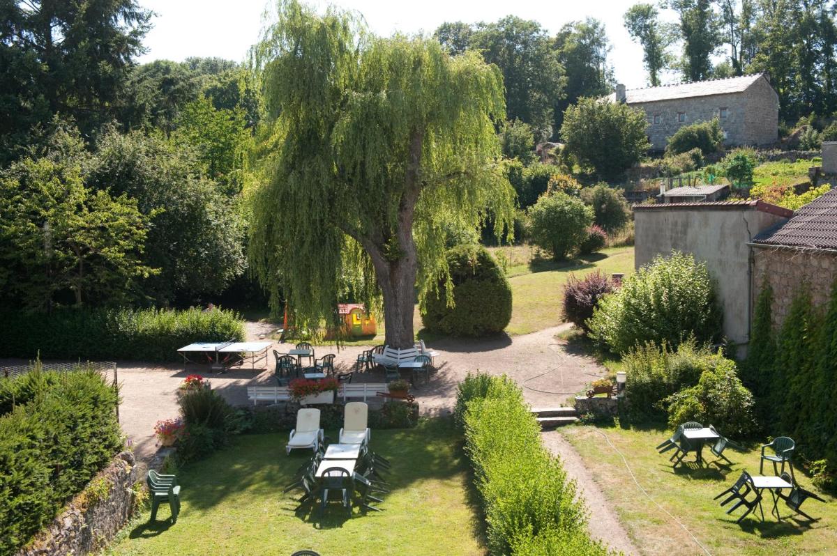 Jardin de l'établissement Logis SPA Hotel Restaurant De La Poste