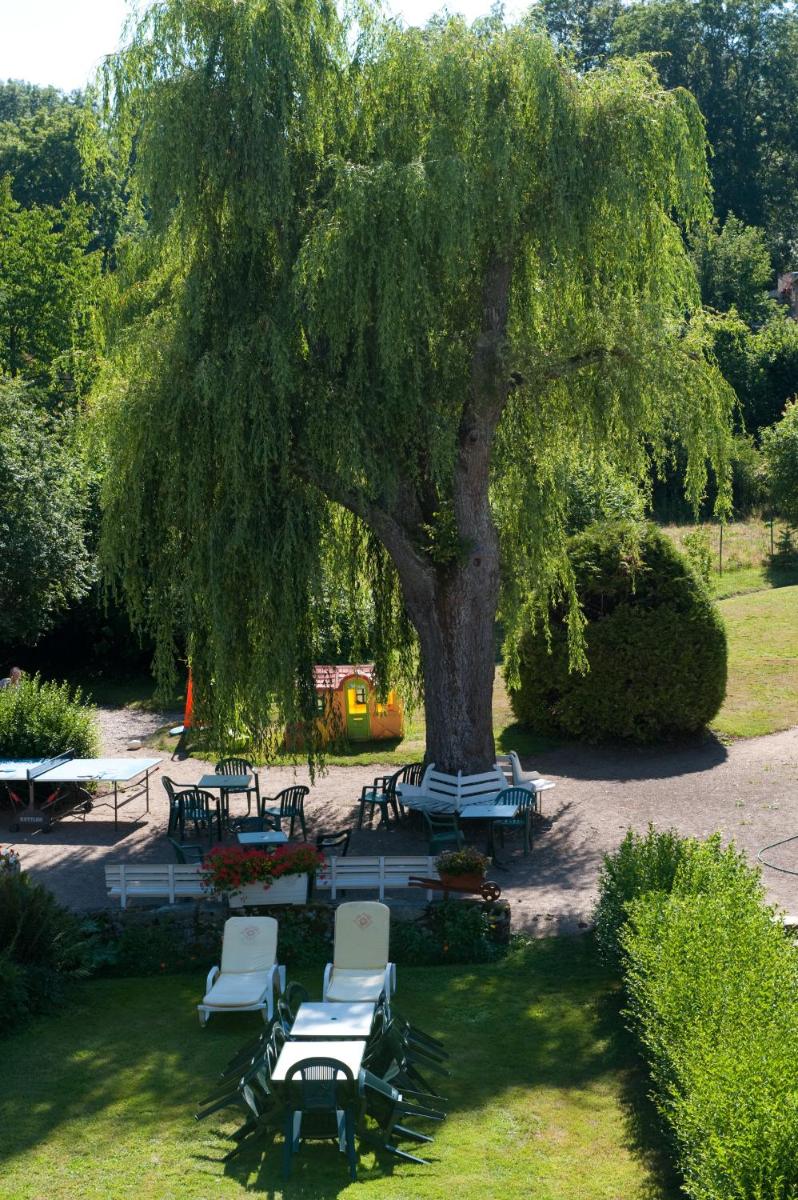 Jardin de l'établissement Logis SPA Hotel Restaurant De La Poste