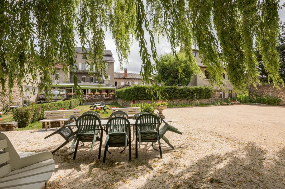 Jardin de l'établissement Logis SPA Hotel Restaurant De La Poste