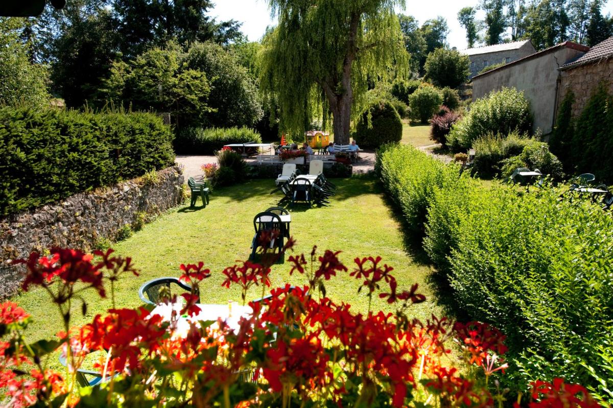 Jardin de l'établissement Logis SPA Hotel Restaurant De La Poste