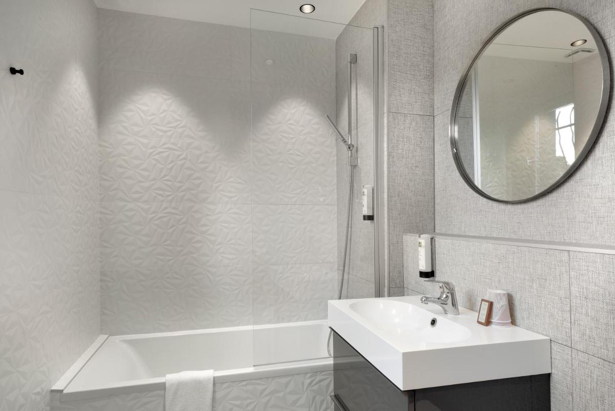 Salle de bains dans l'établissement Hôtel De L'octroi