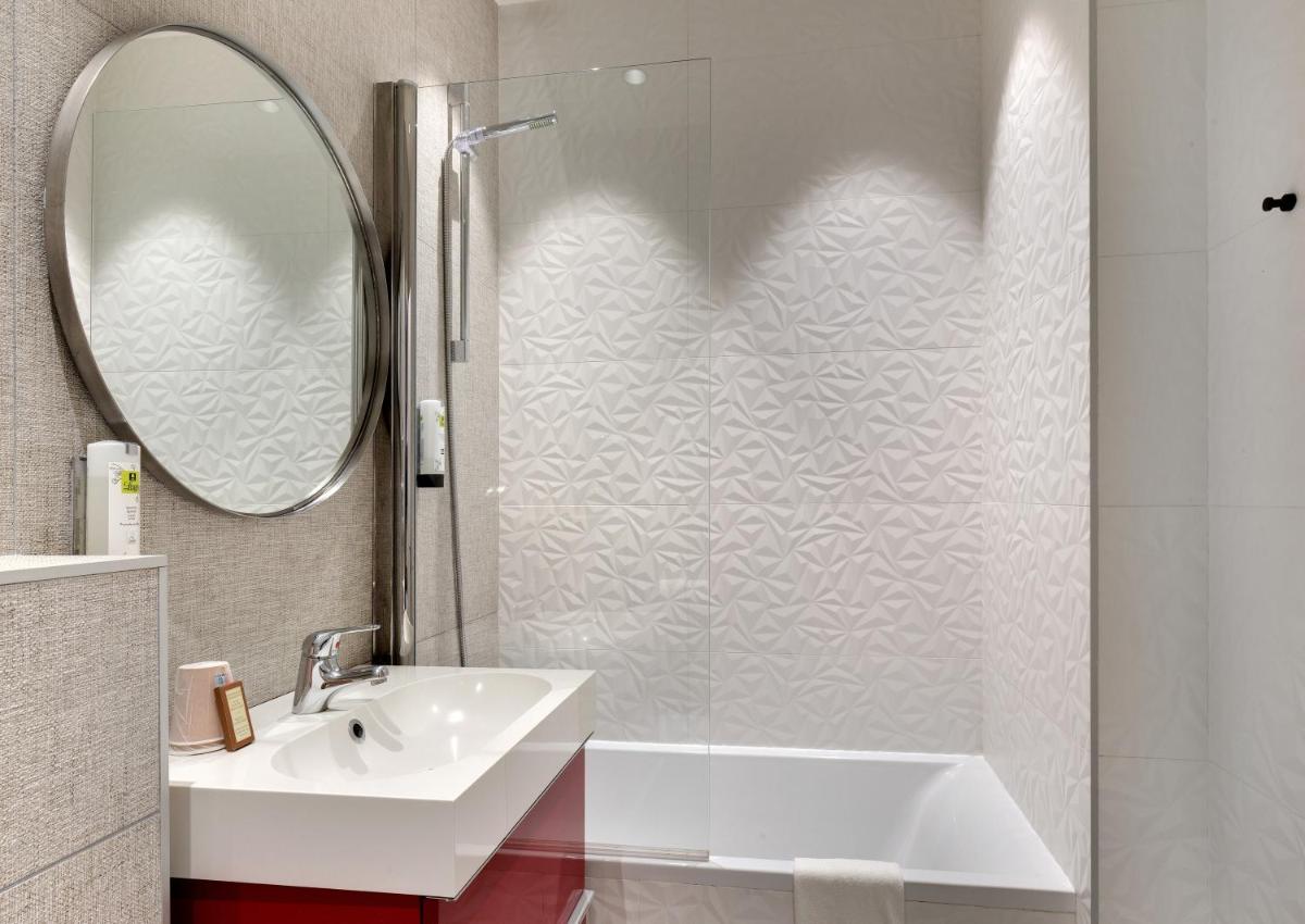 Salle de bains dans l'établissement Hôtel De L'octroi