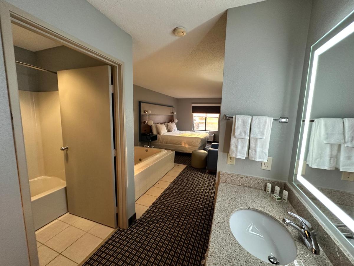 AmericInn by Wyndham Reedsburg - Housity
